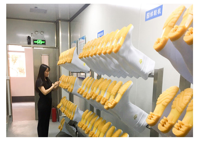 不銹鋼烘靴架在中央廚房更衣室的應(yīng)用